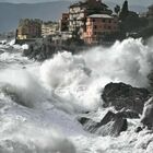 Mareggiate in tutta Italia: 3 feriti a Genova, onda anomala a Portofino. A Camogli distrutto il ristorante della serie tv "Blanca"