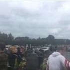 Auto a folle velocità entra in cimitero e falcia la folla tra le tombe: uomo in fin di vita