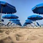 Estate, «In spiaggia con gli ombrelloni a 10 metri? Troppo». La protesta dei balneari di Rimini