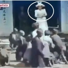 La Regina «lancia cibo ai bimbi africani»: ma il video è fake. Una vendetta della tv russa?
