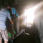 Arco Felice, sottopasso della Cumana allagato: i volontari trasportano residenti con il carrello