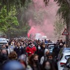 Berlino, migliaia in strada per il 1° maggio e i contagi in Germania crescono dopo la fine del lockdown