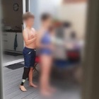 Bambino di 9 anni perde la protesi alla gamba mentre fa il primo bagno in mare: «Vacanza rovinata, aiutateci»