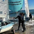 «Mi vuoi sposare?», la proposta di matrimonio spunta sulla vela durante la regata