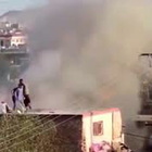 Esplosione a Kabul, persone cercano di spegnere l'incendio dal tetto