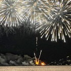 Maiori, fuochi di ferragosto a metà: incendio sullo zatterone, paura in mare