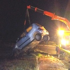 Strada buia e pericolosa, l'auto va dritta sulla rotatoria. Ferita una donna Strada buia e pericolosa, l'auto va dritta sulla rotatoria. Ferita una donna