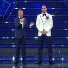 Zlatan Ibrahimovic, il gesto inaspettato accanto ad Amadeus sul palco dell'Ariston. Fan increduli: «Com'è possibile?»