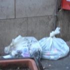 Roma sommersa dai rifiuti, shopping tra i sacchetti anche nella centralissima via Condotti