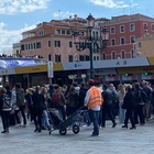 Assalto a Venezia, boom di turisti a Pasqua: sono oltre 120mila. «Un delirio, residenti prigionieri»