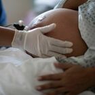 Abusi sessuali su una paziente incinta, arrestato medico di base. Nella cartella più di 50 foto di donne nel suo studio