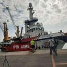 Migranti, la nave Open Arms bloccata in porto dopo aver sbarcato 176 persone: fermo di 20 giorni e multa. Violato il decreto Piantedosi