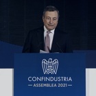 Draghi a Confindustria: «Tre miliardi per diminuire le bollette, le tasse non aumentano. Col green pass evitiamo di richiudere»