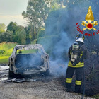 Auto in fiamme in un cortile a Pordenone: una persona ustionata. Brucia vettura anche a Pasiano
