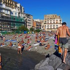 Coronavirus a Napoli, folla in spiaggia a Posillipo (Newfotosud, Renato Esposito)
