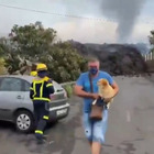 Vulcano Canarie, famiglia evacuata: la lava a pochi metri dalla casa