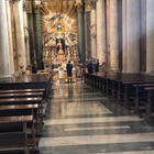 Matrimonio a Roma, ma senza invitati: gli sposi da soli all'altare, la foto è virale. «Bravi, avete fatto bene»