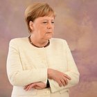 Angela Merkel colpita di nuovo dal tremore, due minuti di paura al castello di Bellevue