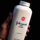 Johnson & Johnson, il talco provoca il cancro alle ovaie: l'azienda condannata a pagare 4,7 miliardi di dollari