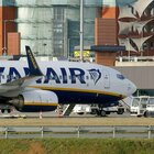 Ryanair, Boeing costretto a due inversioni di rotta improvvise in un giorno: cosa è successo in cielo