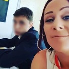 Mamma arriva a sorpresa a scuola e si siede accanto al figlio per impedirgli di essere maleducato con i professori
