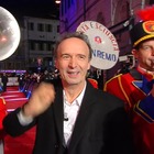Sanremo 2020, Roberto Benigni entra con la banda all'Ariston. Poi la frecciatina a Salvini: «Bisogna citofonare...»