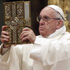 Papa Francesco alla veglia pasquale: corruzione e vana burocrazia crocifiggono la dignità