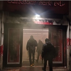 Roma, raid a San Lorenzo dopo il corteo (non autorizzato) per Ilaria Salis: assalto anarchico al supermarket