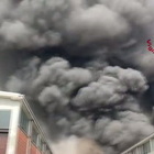 Incendio a San Giuliano Milanese, colonna di fumo nero