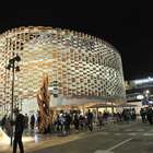 Grande folla alla sera nei padiglioni di Expo a Milano...