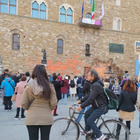 Firenze, ambientalisti imbrattano di vernice Palazzo Vecchio: il sindaco Nardella li blocca. Proteste dei turisti