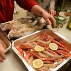 Capodanno, per il cenone fino a 300 euro a famiglia. Il pesce da scegliere per risparmiare e il rincaro che non ti aspetti