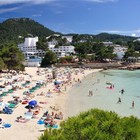 Maiorca, due turiste violentate su una delle spiagge più famose: è caccia all'uomo