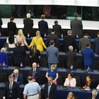 Strasburgo, i deputati Brexit voltano le spalle durante l’inno europeo