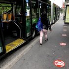 Milano, in metropolitana e sui bus ecco i cerchi rossi che segneranno le distanze: «Stai qui»
