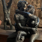 Il Bacio esposto sul Ponte degli alpini, lo sgarbo della statua "scippata"