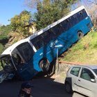 Roma, bus Cotral finisce fuori strada: paura per 30 studenti