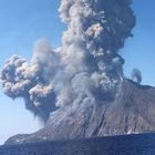 Stromboli, nuove esplosioni: coltre di cenere sull'isola