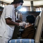 Medici in fuga: adesso mancano 10 mila vaccinatori