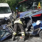 Incidente a Roma, morta una mamma: grave il figlio di 4 anni. Lo schianto tra un'auto e un furgone