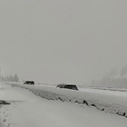 Maltempo, automobilisti bloccati al Brennero per le forti nevicate: «Fermi da 5 ore senza acqua né possibilità di usare i servizi»