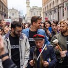 Marco Mengoni sfila in via Roma a Torino con la Banda Mirafiori