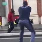Roma, poliziotti accerchiano un ghanese con coltello a Termini