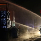 Scoppi e fiamme alte nella notte in un'azienda di detergenti: l'incendio mentre gli operai erano al lavoro