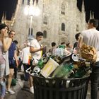 • Piazza Duomo invasa dai rifiuti dopo la finale Champions