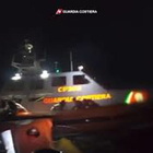 Lampedusa, l'imbarcazione carica di migranti si rovescia: attimi di paura