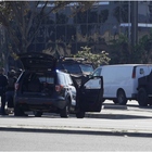 Sparatoria in California, 10 morti e 12 feriti. Il killer si è suicidato in un furgone