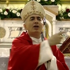 Il vescovo di Noto choc: «Babbo Natale non esiste». Bambini sconvolti, bufera social