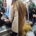 Coronavirus, uomo sviene sulla Metro a Roma: panico tra i passeggeri
