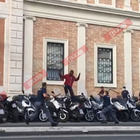 Roma, ghanese semina il panico a Termini con un coltello: l'inseguimento della polizia, poi lo sparo GUARDA IL VIDEO